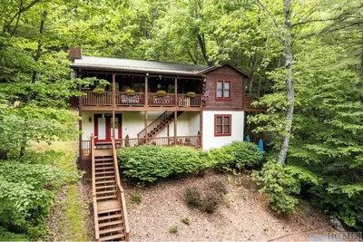 Image de Charming 4-bedroom 3-bath cabin in the heart of Sapphire Valley WiFi & amenities