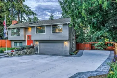 Image de No Parties! 3-bedroom with Hot Tub & Mt. Rainier Views and Huge Fenced Yard