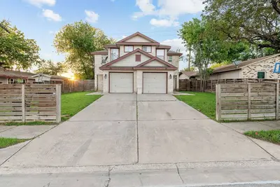 Image de Entire Duplex - 10 Min From Downtown - Sleeps 20