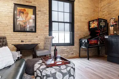 Image de Glyn Rhosyn Loft Retro Pinball meets Modern Elegance