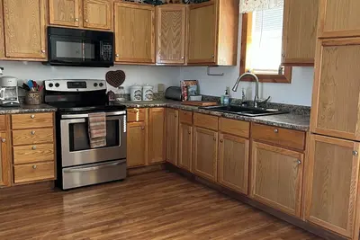 Image de Peaceful, comfortable cabin with attached garage and all the amenities.