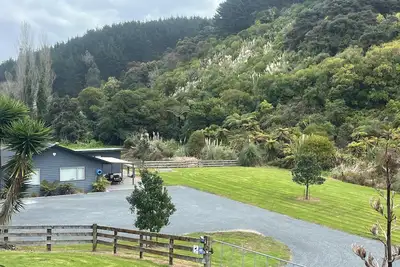 Image de Quiet private bush out look but right in town. Perfect for boaties