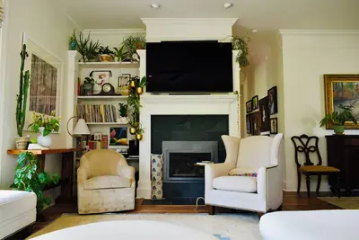 Image de New listing! Luxurious space less than 2 miles from the Square and the Stadium.