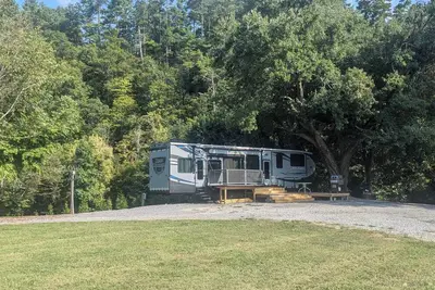 Image de Great Location! Huge Luxury Rv 2 full bedrooms plus loft right behind Dollywood.