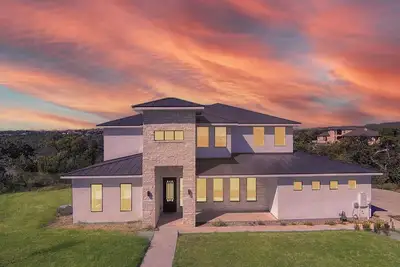 Image de ⭐ Luxury Lakefront ✔️ Jacuzzi, Home Theatre❤️ Pool, Courts & LakeViews by Winery