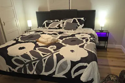 Image de Carriage House by Cmu - Lower Condo - Kitchen, King Bed, 70\" Tv Fast WiFi & Ac