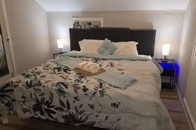 Image de Carriage House by Cmu - Upper Condo - Kitchen, King Bed, 65\" Tv Fast WiFi & Ac