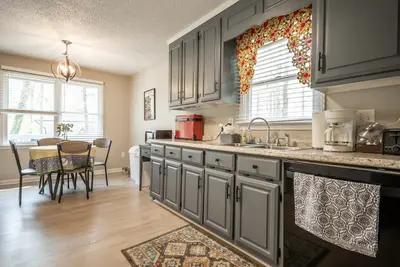 Image de Oak Meadows Haven w\/ spacious backyard