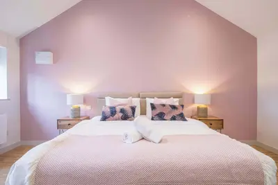 Image de 4 x Newly refurbished private access rooms with ensuites - restaurant on-site!