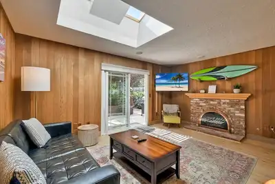 Image de Hot Tub | Fire Pit | Bbq | Shuffleboard | Walk To Beach