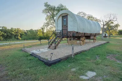 Image de Modern_ Unique_Old West Wagon_Spacious_Views