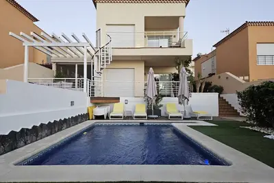 Luxury 4 Bed Home: Pool & Sauna Paradise