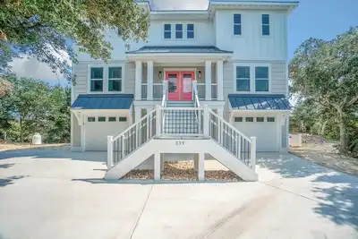 Image de Os539- Brand new 6 bed, 5. 5 bath home in Ocean Sands, with pool and elevator.