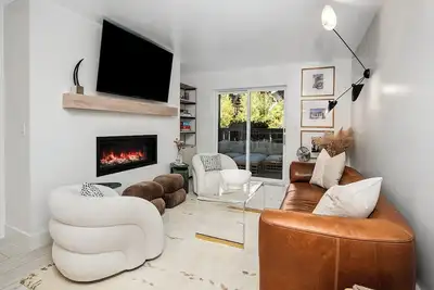 Image de Newly Remodeled 2bd Vail Village Condo | Heated Pool, Hot Tub, Garage Parking