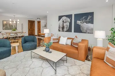 Image de Ascent 210 | Elegant 3br Condo w/ Ac, Pool and Free Ski Shuttle to Vail & Bc