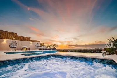 Image de Stunning Sunset Views, Big Pool, Hot Tub, Sleeps 8