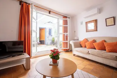 Image de Charming 3-bedroom historic town house with WiFi, Ac in Estepona