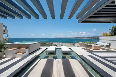 Image de Appartement \"Luxury Front Line Beach\" avec vue sur la mer, Wi-Fi et climatisation