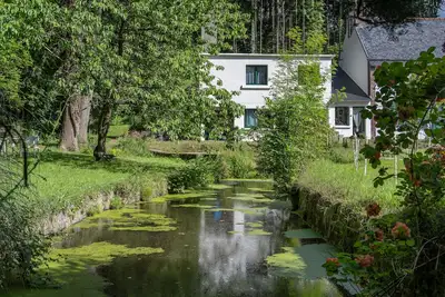 Image de 'Gîte Entre Forêt Et Rivière avec Balnéo' avec jardin privé, billard, Wi-Fi et poêle à bois
