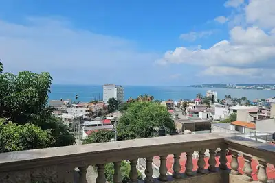 Image de Beautiful Bay Views, close to Town Center, Dining and  Beach