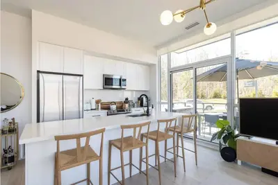 Image de Luxury ~ Patio ~ Hot Tub ~ Pool ~ Bbq ~ Parking ~ Friday Harbour Resort