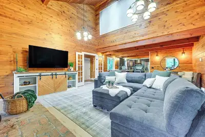 Image de Harstine Island Home w/ Hot Tub & Beach Access!