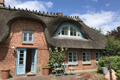 Image de Thatched cottage in the countryside