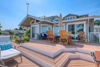 Image de Serene Waterfront Retreat