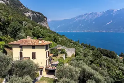 Image de Maison de vacances 'Maison avec superbe vue sur le lac et la montagne' avec vue sur le lac, piscine privée et Wi-Fi