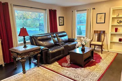 Image de Wonderful 3 bedrooms, 1 bathroom, kitchen, W/D, close to everything.