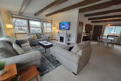 Image de The Gwen // Charming 2-bedroom upstairs apartment in quiet duplex