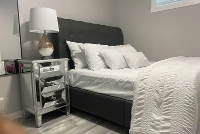 Image de Cozy and Clean Legal Suit in North West Calgary