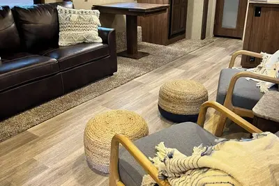 Image de Fully Equipped Travel Trailer in beautiful campground setting.