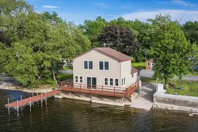 Image de Kick back and relax in this calm, stylish 2 bedroom lake house.
