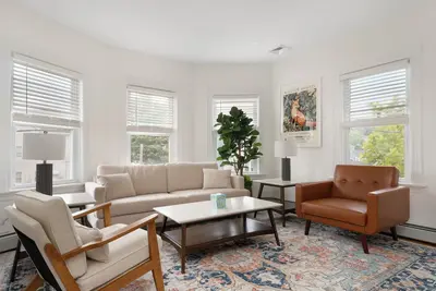 Image de Urban Retreat: Bright, Stylish Top-Floor Apartment Near Universities & Dining