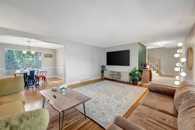 Image de Gem Near Shopping District | Private yard w/ Grill