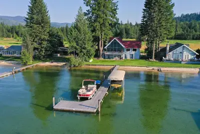 Image de Charming 4-bedroom lake front cabin in serene Coolin, Id