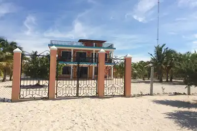Image de Beautiful, ocean front, 3-bedroom home with WiFi and Ac in magical Celestún.