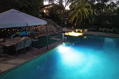 Image de Hilltop Manor- Views - Family Home/Private - Pool and Spa
