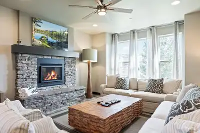 Image de Ski, Bike, Relax: Spacious 4br Home with Hot Tub & Pool Access Just Minutes from Action!