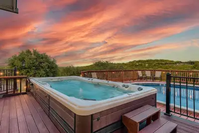 Image de Sprawling 10-Acre Estate with Breathtaking Sunsets – Perfect for Large Groups!