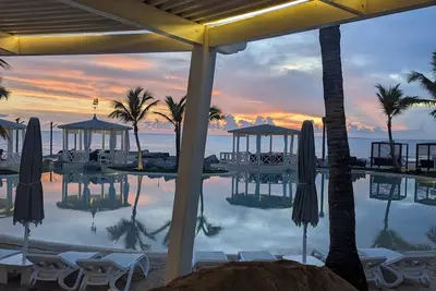 Image de Sunset Paradise: Apt with Ocean and Pool access
