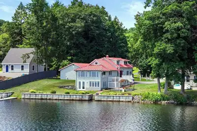 Image de Lakefront 3-bedroom house with full game room, in Monmouth, Maine.