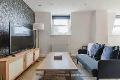Image de Luxe Marylebone 2br, Modern Furniture & Decor, by Blueground