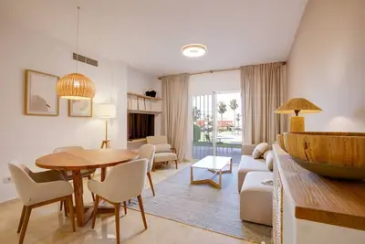 Image de Coastal Retreat-Sleeps 5, Sea View, Pool & Parking