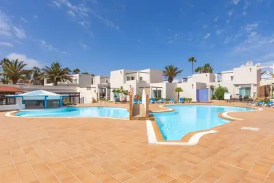 Image de Appartement de vacances 'Casa Blanca Corralejo Pool' avec piscine partagée, terrasse privée et Wi-Fi