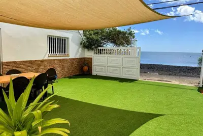 Image de Appartement de vacances 'La Lajita Beach House' avec vue sur la mer, terrasse privée et Wi-Fi