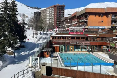 Image de Studio plein sud avec balcon, vue panoramique et accès direct aux pistes!