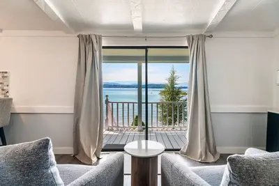 Image de Spacious Lakefront Home: New Private Boat Dock, Boat Ramp, Hot Tub, Game Room