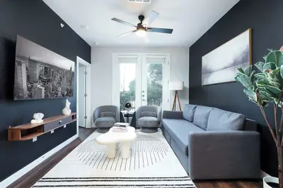 Image de 1br Escape w/ Gym & Parking Near Rvrwalk & Dome